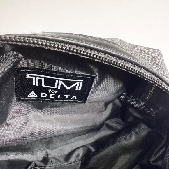 TUMI FOR DELTA Airlines Empty Gray Makeup Bag Pouch Amenity - Picture 7 of 12